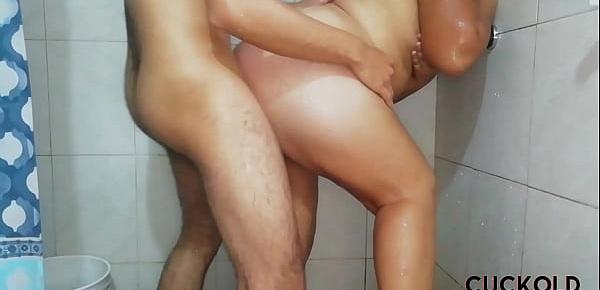 trendsla chica de la limpieza la consigo en la ducha entro y la sedusco terminamos follando muy bien y rico como le gusta